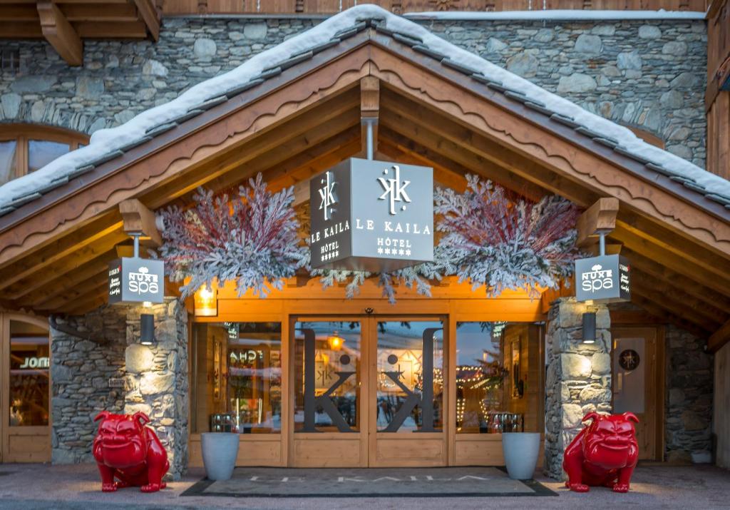 a store front of a building with snow on the roof at Le Kaïla in Méribel