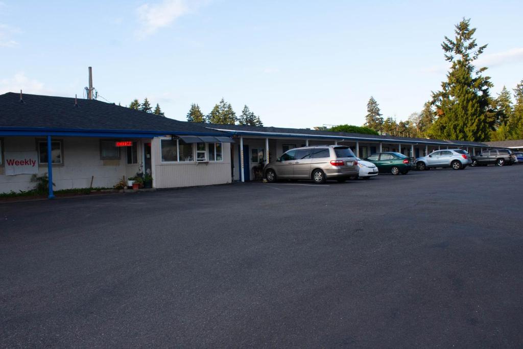 a parking lot with cars parked in front of a motel at Stevenson Motel Federal Way near I 5 in Federal Way
