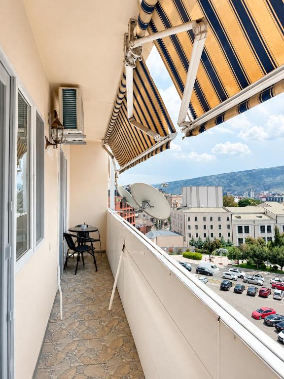 فضای داخلی Panoramic Tbilisi Views from a Stylish Apartment در تفلیس - تصویر ۳