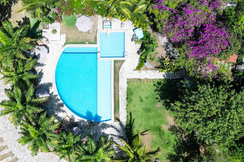 an overhead view of a swimming pool in a yard at Cond Vista Hermosa - Casas para famílias 2 quartos in Pipa