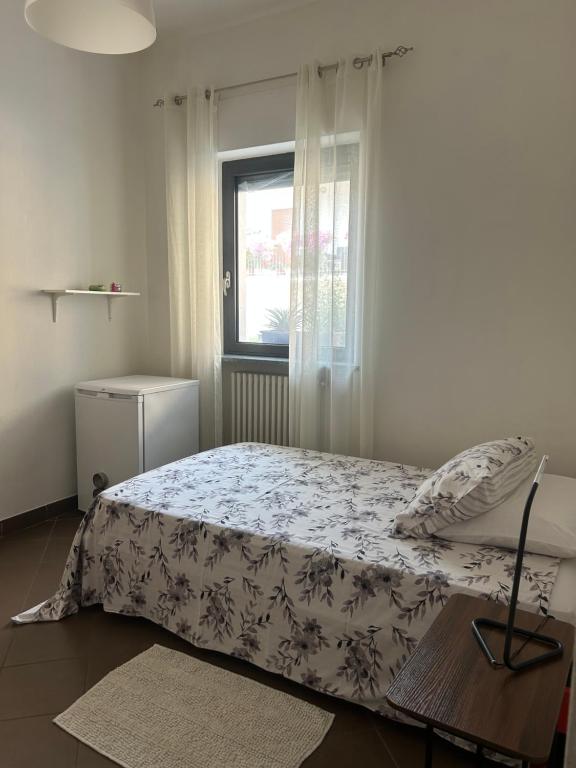a bedroom with a bed and a window at Pasa da sí in Alba
