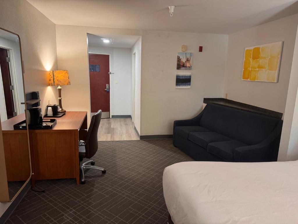 Comfort Suites near MCAS Beaufort - Queen Suite With Two Queen Beds - Non-Smoking