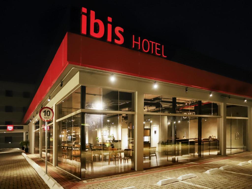 ein Krankenhausgebäude mit einem Schild an der Vorderseite in der Unterkunft ibis Cuiaba Shopping in Cuiabá