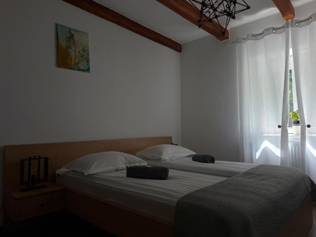 a bedroom with a bed and a window at Apartament Turnul Olarilor in Sibiu