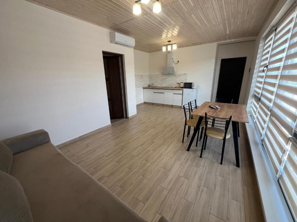 a kitchen and dining room with a table and chairs at Nishkoiu Apartamente in Solotvyno