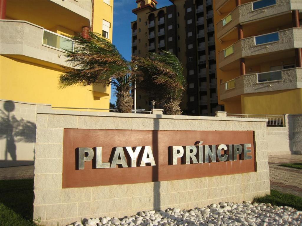 un panneau pour une société de jeux devant un bâtiment dans l'établissement APCOSTAS - Playa Príncipe, à La Manga del Mar Meno