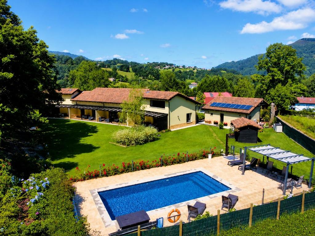 an aerial view of a house with a swimming pool at Complejo Turístico Les Cotolles in Cangas de Onís