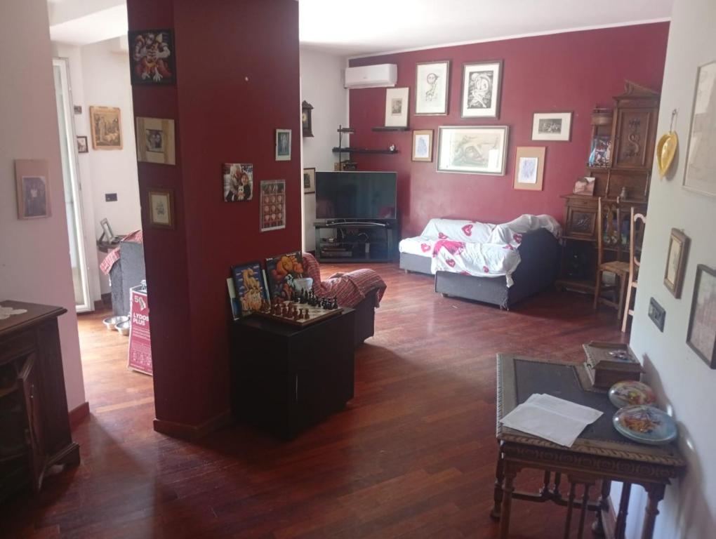 a living room with red walls and a couch at Modena Sound Suite in Modena