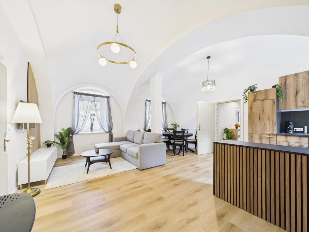 a living room with a couch and a table at Ebenerdige Ferienwohnung in Maissau
