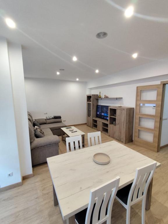 a kitchen and living room with a table and chairs at Luz De Luna in Negreira