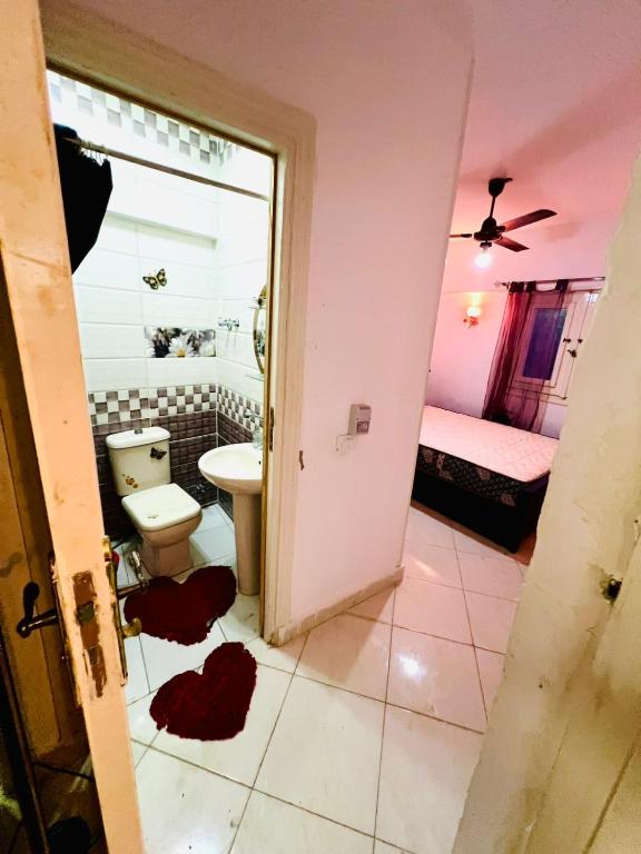 a bathroom with a toilet and a sink at شاليه in Dawwār Abū Maḩrūs
