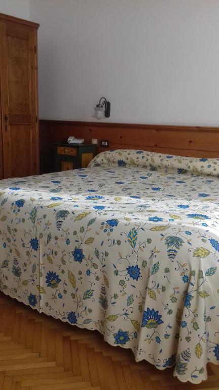 Postel nebo postele na pokoji v ubytování Hotel Albergo Dolomiti