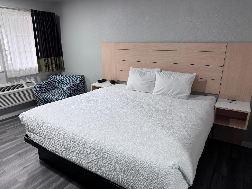Travelodge by Wyndham Redding CA - Deluxe King Room With Kitchenette - Non-Smoking