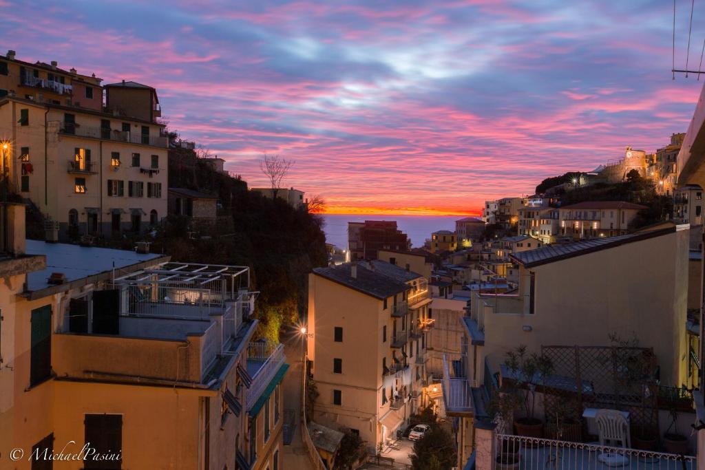 a view of a city at sunset with buildings at Affittacamere Dai Baracca in Riomaggiore