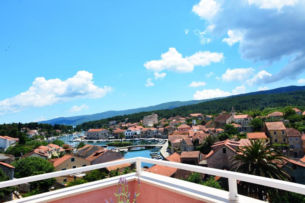 - Balcón con vistas a la ciudad en Apartments Ena, en Vrboska
