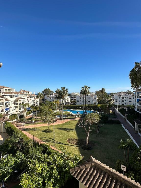 Lorcrimar III Apartment with Sea Views, Pool, Paddle Courts and Parking