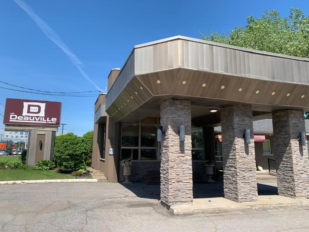 a front view of a building with a restaurant at Le Deauville Motel in Trois-Rivières