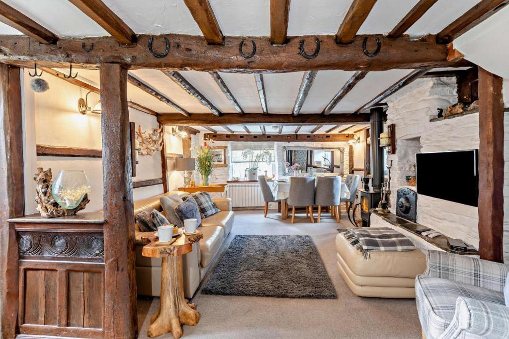 a living room with a couch and a tv at 2 Bed in Croyde oc-smithc in Croyde