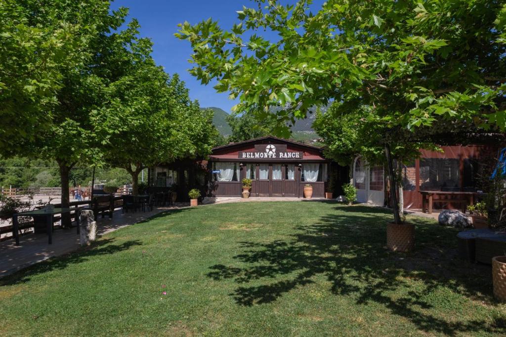 ein Gebäude mit einem Rasen davor in der Unterkunft BELMONTE RANCH in Belmonte Castello