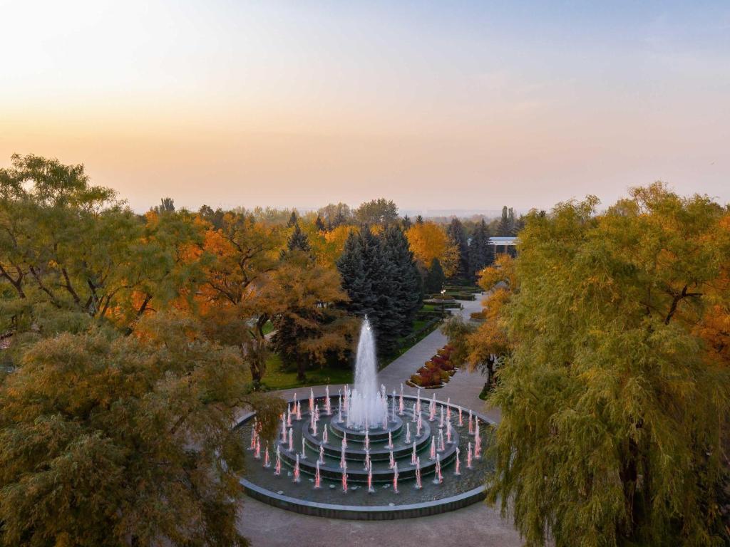 لابی و فضای عمومی Swissôtel Wellness Resort Alatau Almaty - تصویر ۵