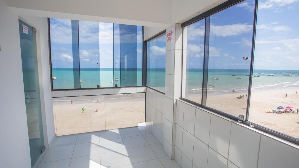 Habitación vacía con vistas a la playa en Pousada Vela Mar, en Maragogi