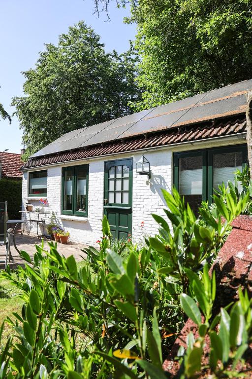 a white brick house with a solar roof at Schuurtje bij de IJssel in Terwolde