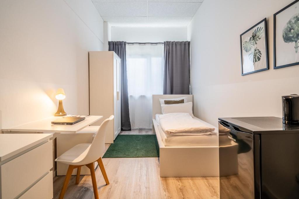 a small apartment with a kitchen and a desk at D10 I shared bathrooms&kitchen in Garching bei München