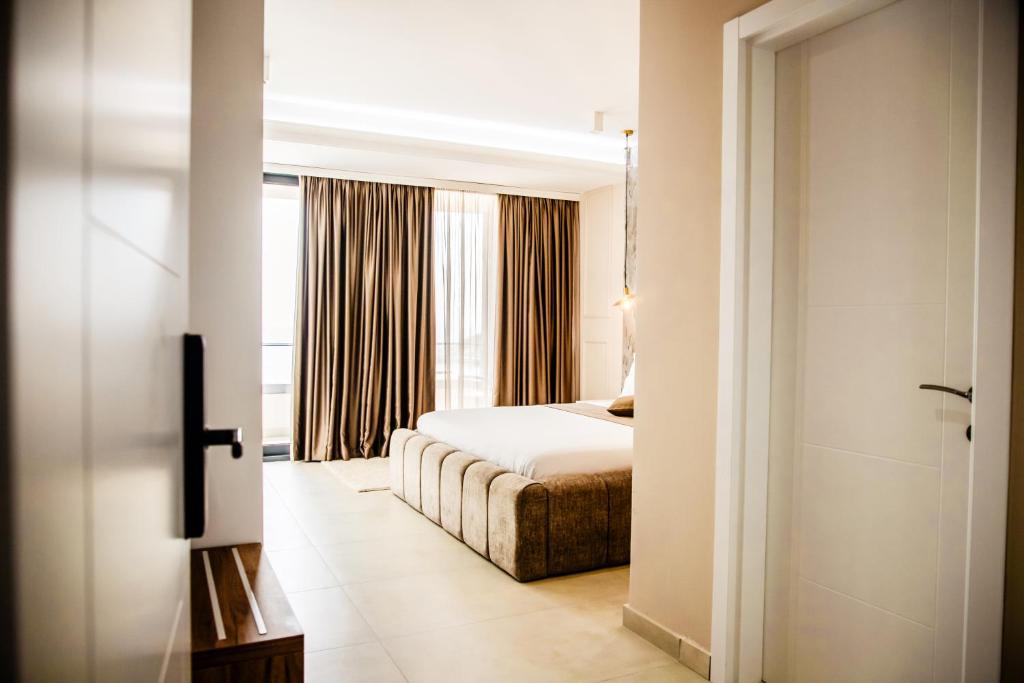 ein Hotelzimmer mit einem Bett und einem Fenster in der Unterkunft Emaar in Ulcinj