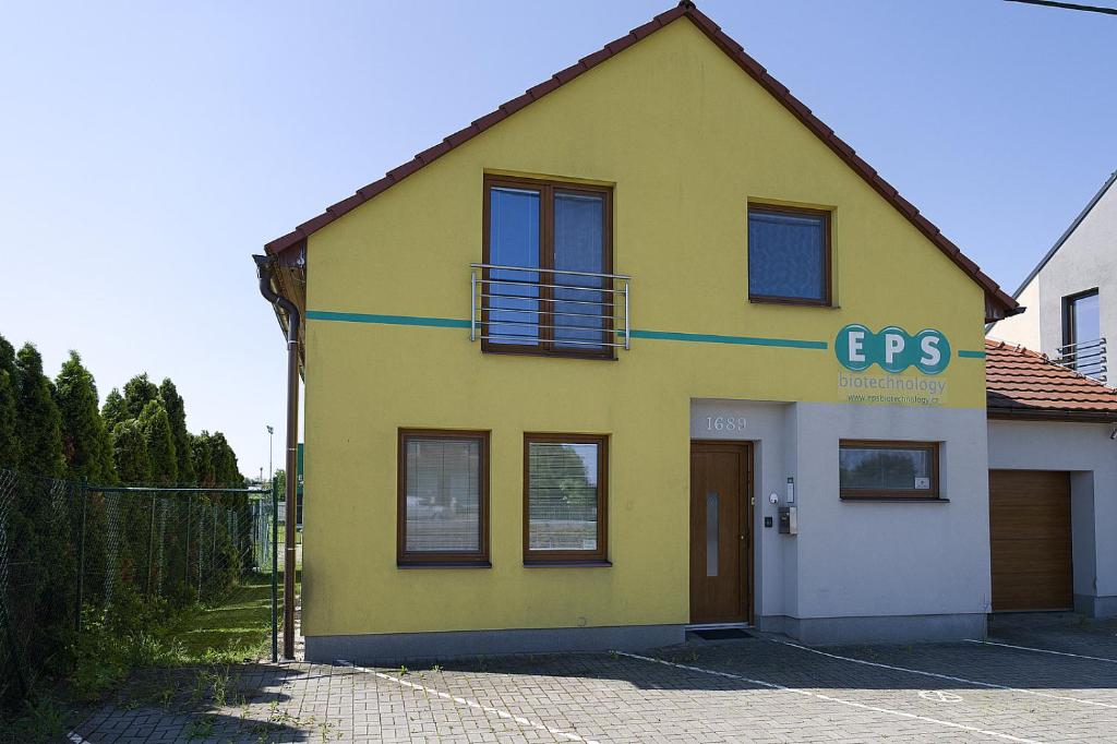 a yellow house with a sign that says ebs at Apartmánový dům ROTOR in Kunowitz