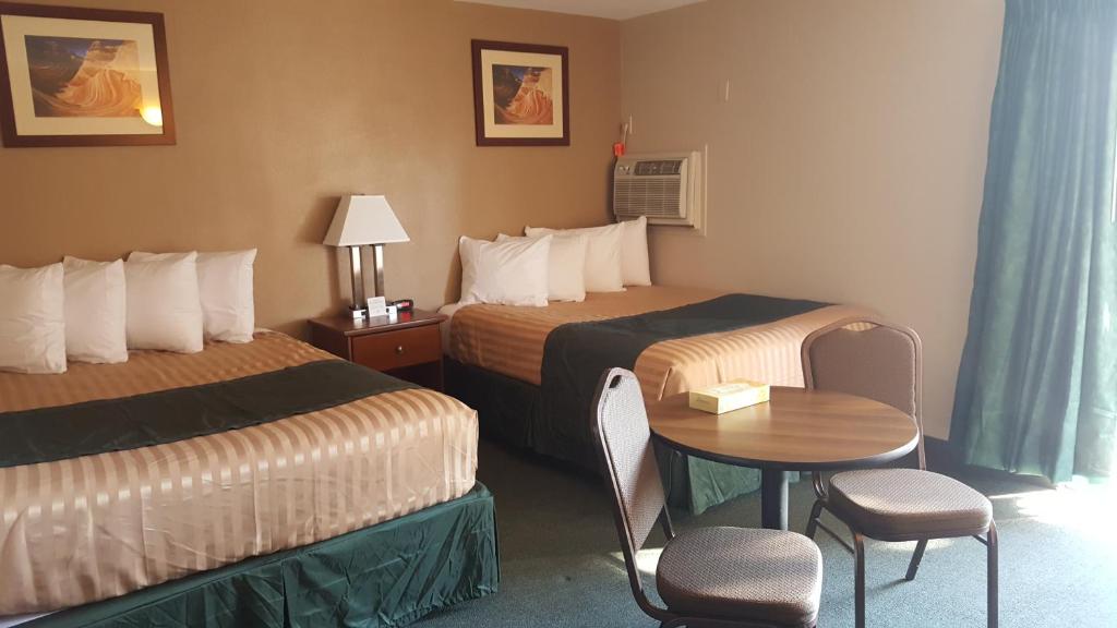Katil atau katil-katil dalam bilik di Lake Powell Canyon Inn
