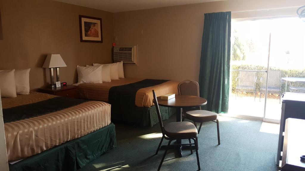 Postel nebo postele na pokoji v ubytování Lake Powell Canyon Inn