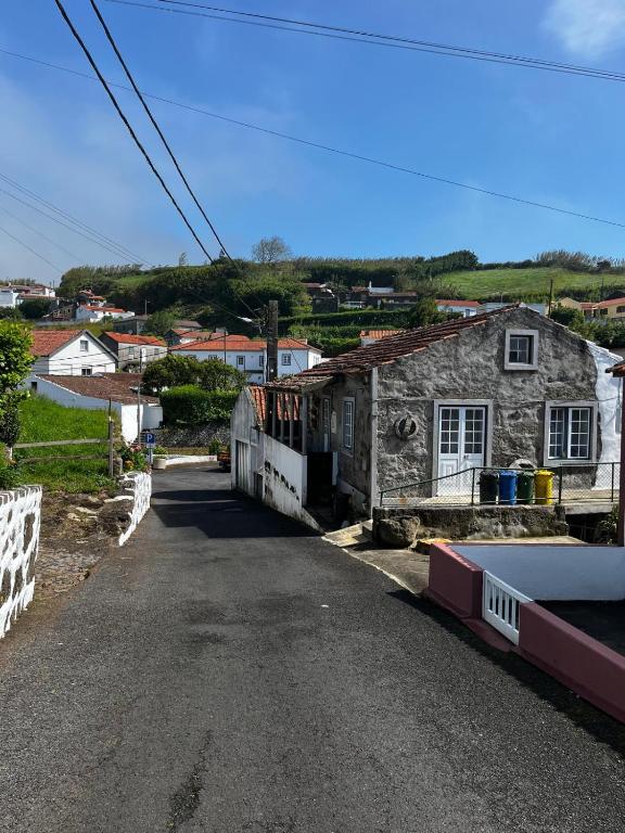 an empty street in front of a stone house at Casa do Stefan in Lomba
