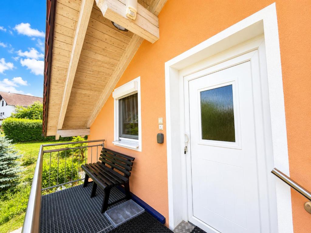 a porch with a door and a bench at Stadldorf» Ferienwohnung Wagner in Kirchroth