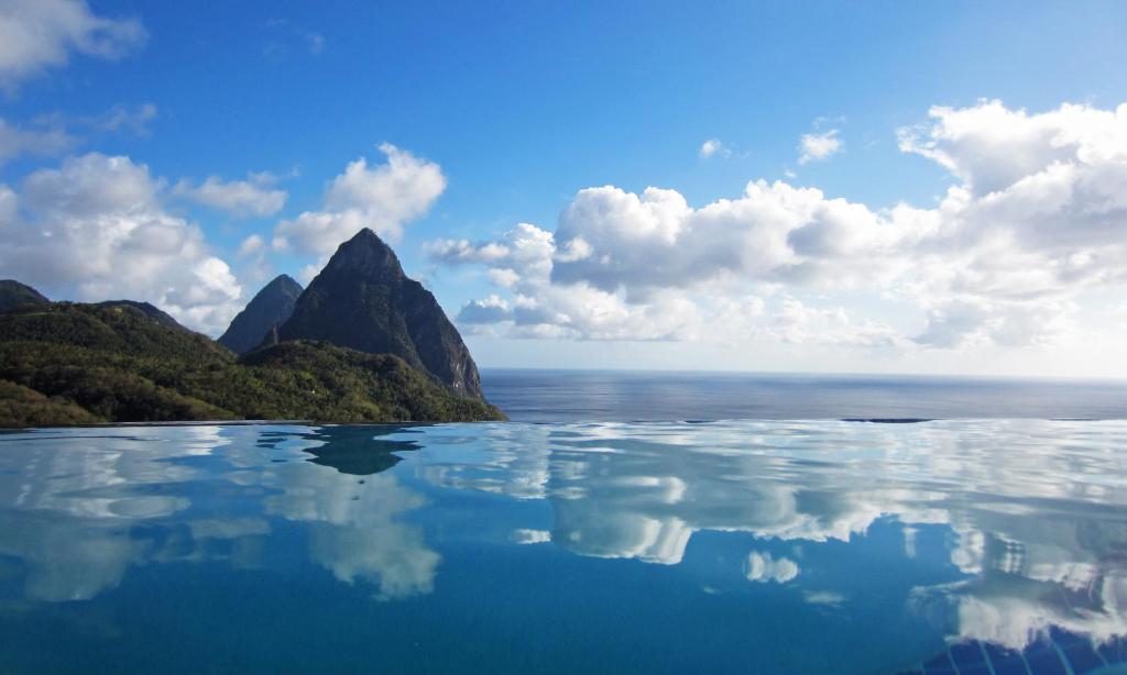 un grande bacino d'acqua con montagne sullo sfondo di La Haut Resort a Soufriere