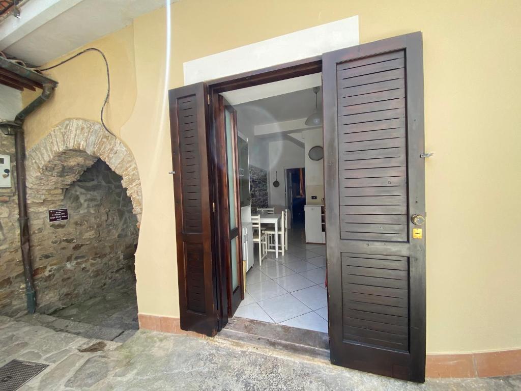 an open door of a house with a hallway at ZIO DOMENICO Al Vicolo in Castellabate