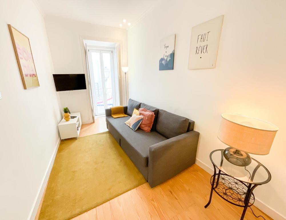 Lisbon Charming Santos Apartment with Patio