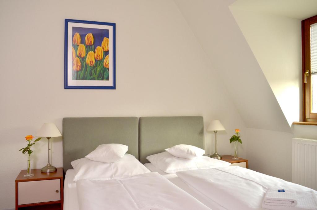 Postel nebo postele na pokoji v ubytování Hotel & Apartments Fürstenhof am Bauhaus