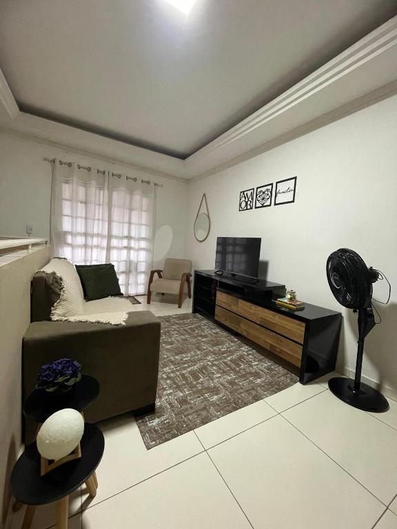 ein Wohnzimmer mit Sofa und Fernseher in der Unterkunft Apto do Xavier in Juazeiro