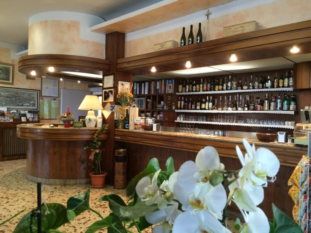 eine Bar in einem Hotel mit weißen Blumen in der Unterkunft Hotel Marchina in Brescia