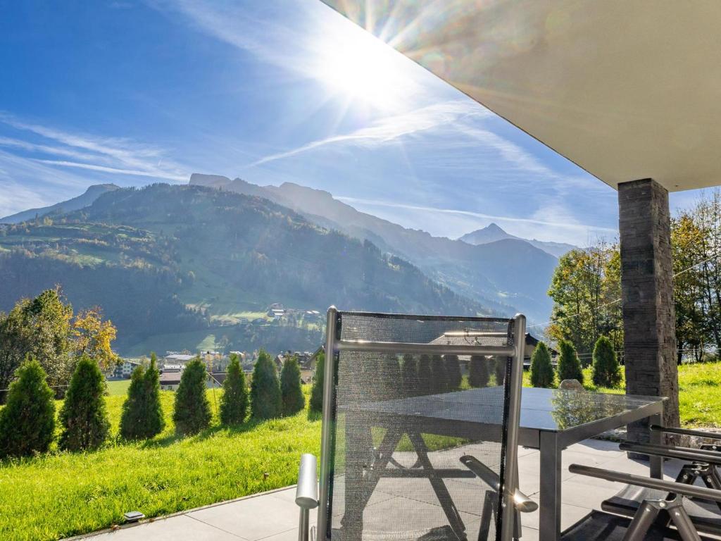 a patio with a table and a view of mountains at Appart Zell in Zellberg