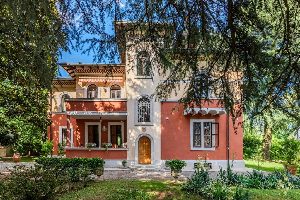 an image of a house with trees at Villa dei Ricordi - Apartments near Como, Milan and Malpensa in Mozzate