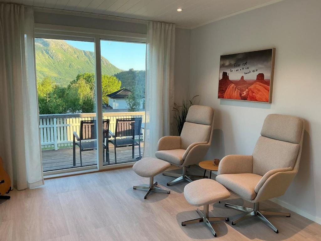 a waiting room with two chairs and a balcony at Cozy Home in Sortland in Sortland