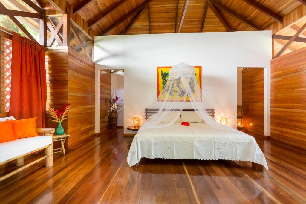 Una cama o camas en una habitación de La Magia Bungalows