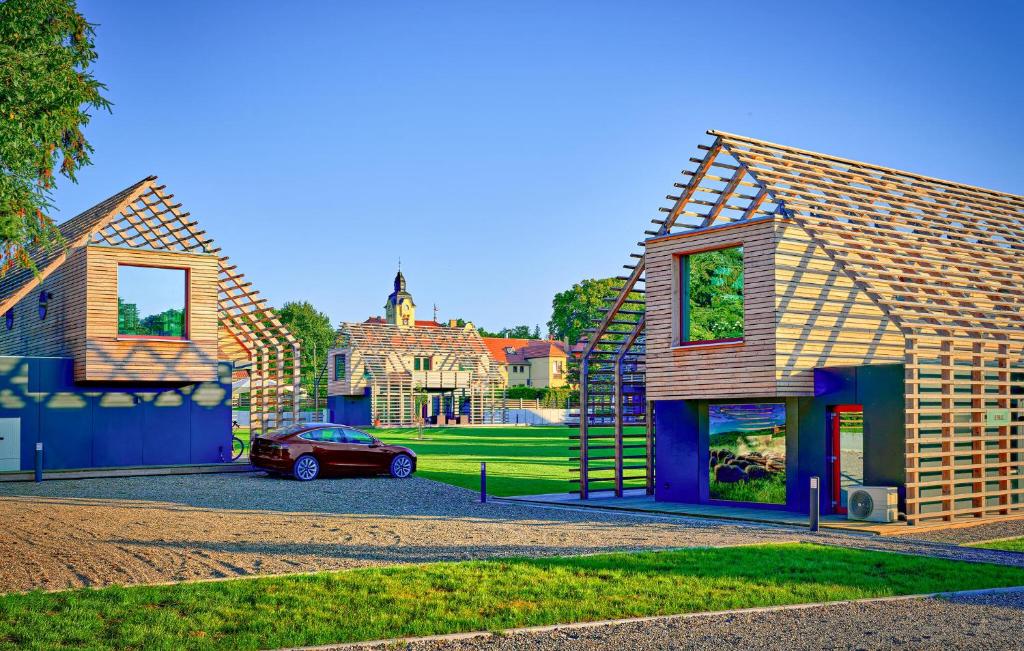 ein Haus mit einem davor geparkten Auto in der Unterkunft Haus 10 in Wendorf