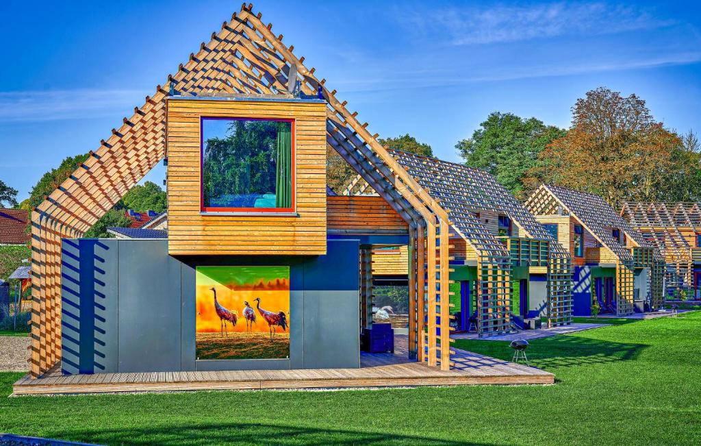 ein Haus mit Holzdach auf einem Hof in der Unterkunft Haus 7 in Wendorf