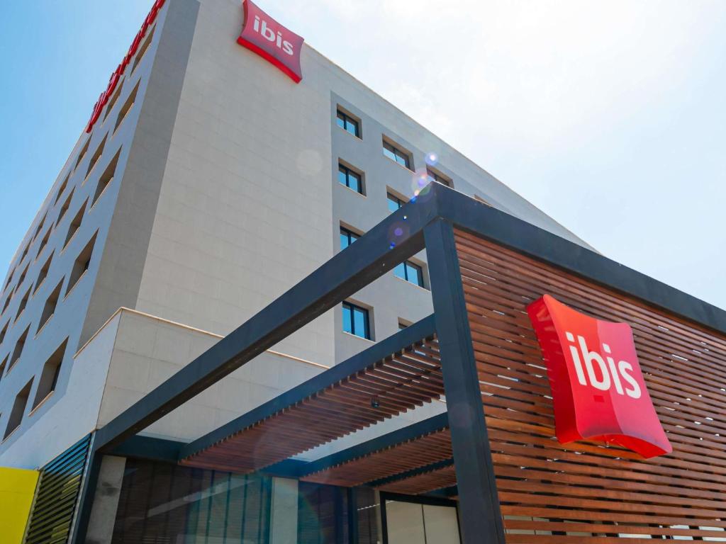 a building with a hudos sign in front of it at ibis Lavras in Lavras