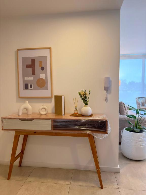 a desk in a room with a picture on the wall at Feel Premiun 2401 in Asunción