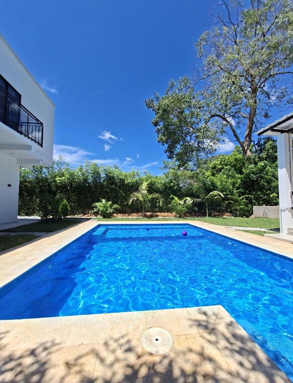 a swimming pool in the backyard of a house at Villa Kas Abao Doradal Ant in Doradal