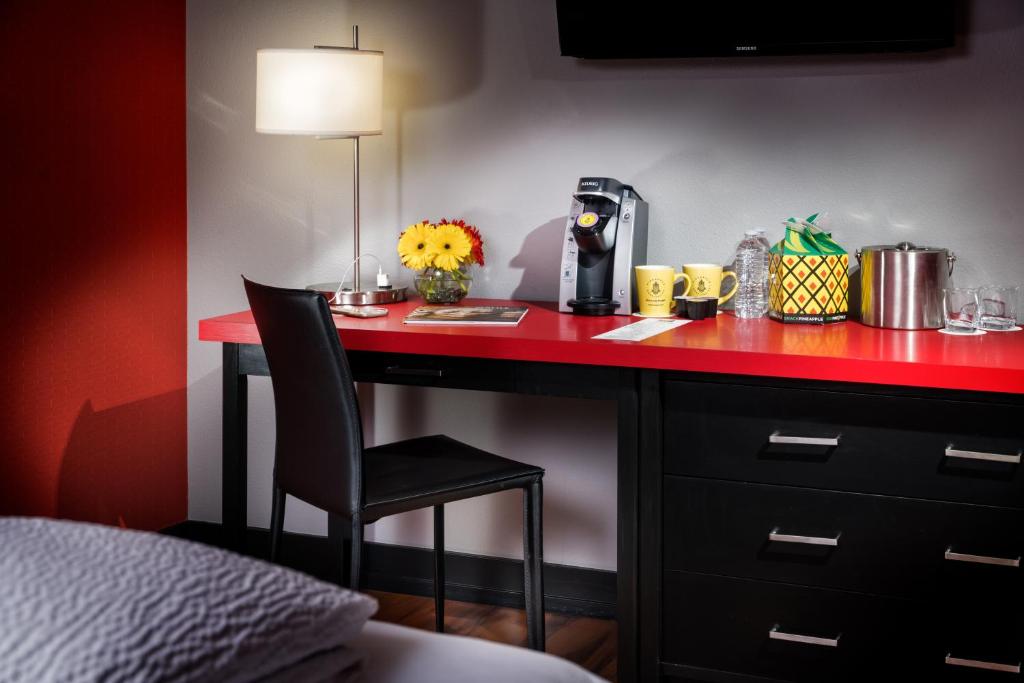 Příslušenství pro přípravu čaje a kávy v ubytování Staypineapple, Hotel FIVE, Downtown Seattle