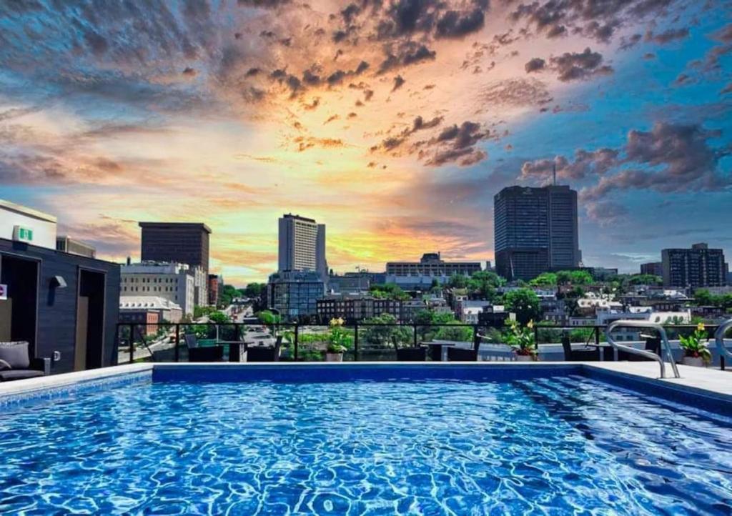 Gallery image of 2CH - ACGymRooftop poolSmart TV in Quebec City